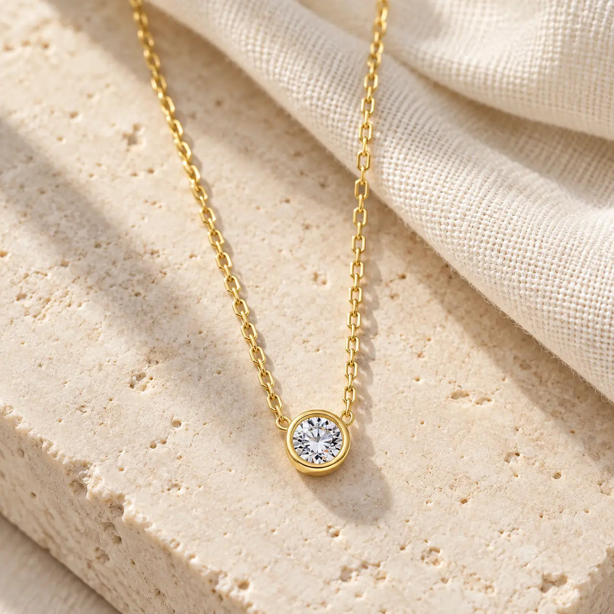 single diamond round necklace